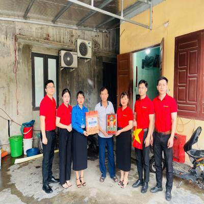 Tuổi trẻ xã An Thành Trao tặng di ảnh phục dựng Anh hùng liệt sĩ