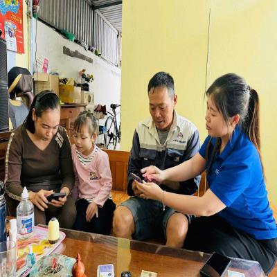 TUỔI TRẺ XÃ AN HƯNG TỔ CHỨC TUYÊN TRUYỀN, HƯỚNG DẪN NGƯỜI DÂN GÓP Ý DỰ THẢO CÁC VĂN KIỆN ĐẠI HỘI XIV CỦA ĐẢNG QUA VNEID - GÓP PHẦN LAN TOẢ PHONG TRÀO 