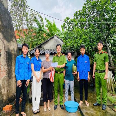 Đoàn xã Chí Minh tặng quà cho các hoàn cảnh khó khăn