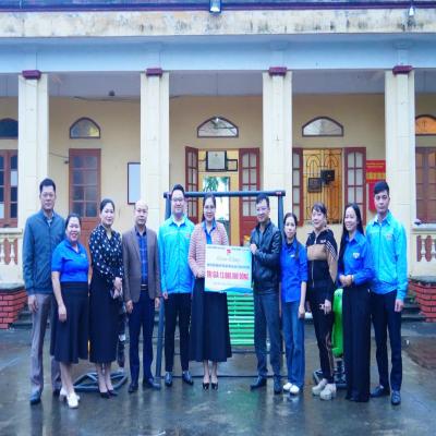 Đoàn phường Lê Đại Hành trao tặng công trình khu vui chơi cho thiếu nhi TDP Trại Thọ phường Thạch Khôi