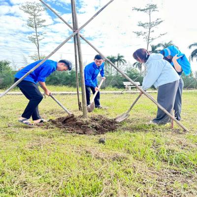 ĐOÀN XÃ LẠC PHƯỢNG TỔ CHỨC HOẠT ĐỘNG TRỒNG CÂY XANH GÓP PHẦN XÂY DỰNG NÔNG THÔN MỚI
