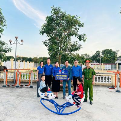 ĐOÀN XÃ NAM SÁCH TRAO TẶNG CÔNG TRÌNH SÂN VUI CHƠI CHO THIẾU NHI TẠI NHÀ VĂN HÓA THÔN HOÀNG HANH , XÃ NAM SÁCH - TP HẢI PHÒNG.