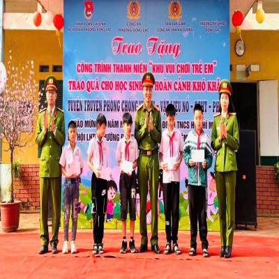 Trao tặng công trình thanh niên khu vui chơi cho thiếu nhi 