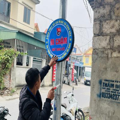 Thanh niên tình nguyện tham gia xây dựng nông thôn mới - Gắn biển cảnh báo nguy hiểm bằng vật liệu tái chế