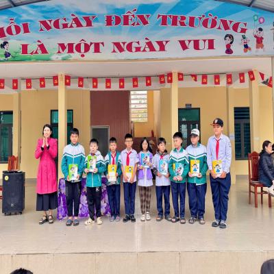 Liên đội Tiểu học Hùng Tiến tặng quà cho học sinh có hoàn cảnh khó khăn học tập tốt