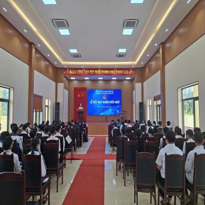 THCS Hiệp Hòa Hùng Tiến tổ chức kết nạp đoàn viên mới