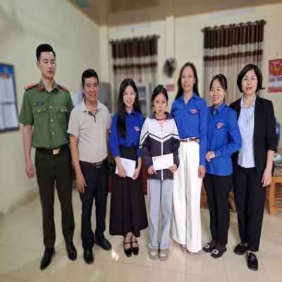 NINH GIANG - LIÊN ĐỘI TRƯỜNG THCS HIỆP LỰC TẶNG QUÀ BẠN HỌC KHÓ KHĂN