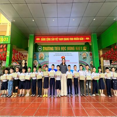 Liên đội trường Tiểu học Đông Hải 1: trao quà cho thiếu nhi có hoàn cảnh khó khăn
