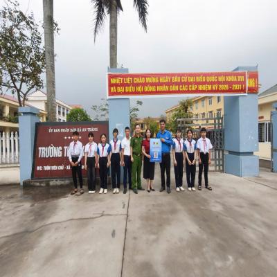 Đoàn xã An Thành phối hợp trao tặng CTTN số hóa tuyên truyền phòng chống ma túy học đường