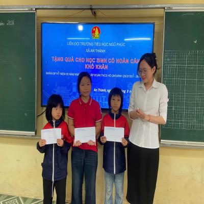Liên đội trường Tiểu học Ngũ Phúc, xã An Thành tặng quà cho học sinh có hoàn ảnh khó khăn
