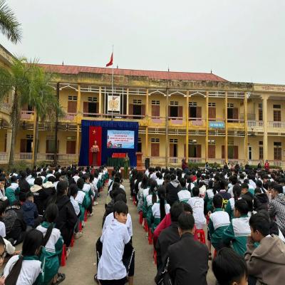 TRƯỜNG THCS HIẾN THÀNH TUYÊN TRUYỀN PHÁP LUẬT CHO HỌC SINH VÀ TRỌNG BUỔI NGOẠI KHÓA TRƯỜNG THCS HIẾN THÀNH ĐÃ TRAO QUÀ TẾT CHO HỌC SINH HOÀN CẢNH KHÓ KHĂN.