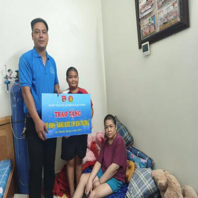 ĐOÀN XÃ AN THÀNH TRAO TẶNG MÔ HÌNH “NÂNG BƯỚC EM ĐẾN TRƯỜNG” CHO HỌC SINH CÓ HOÀN CẢNH ĐẶC BIỆT KHÓ KHĂN