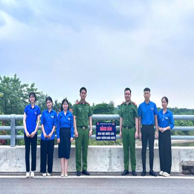 Đoàn thanh niên Vĩnh Hòa lắp biển cảnh báo khu vực nước sâu tiềm ẩn nguy cơ đuối nước