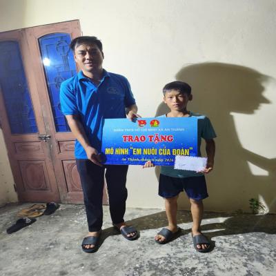 ĐOÀN XÃ AN THÀNH TRAO TẶNG MÔ HÌNH 