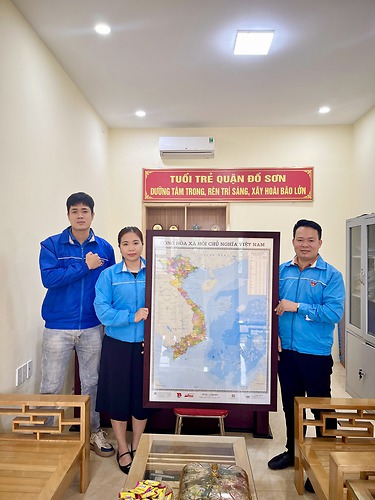 Quận đoàn Đồ Sơn: Tổ chức trao và treo bản đồ Việt Nam