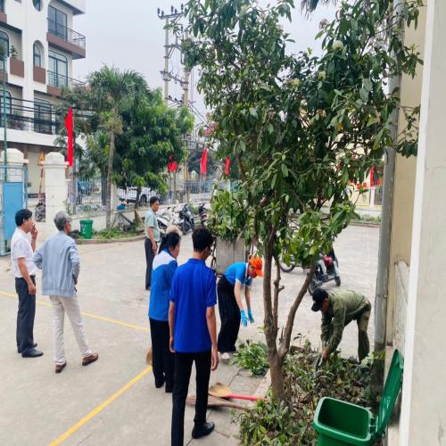Tuổi trẻ phường chung tay giữ gìn môi trường, góp phần chuẩn bị cho ngày bầu cử