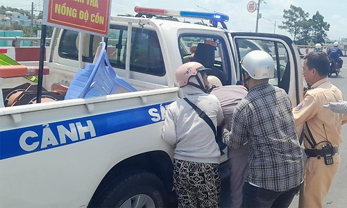 Cảnh sát giao thông An Giang kịp thời hỗ trợ đưa người bệnh đến bệnh viện